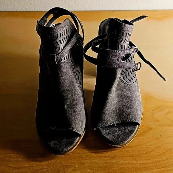 NWT Womens American Eagle Grey Suede Laser Cut Out Chunky Heel Booty Sz 7 - Picture 1 of 6